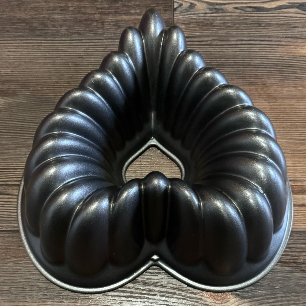 Nordic Ware 10 Cup Heart Bundt Pan - Picture 2 of 6